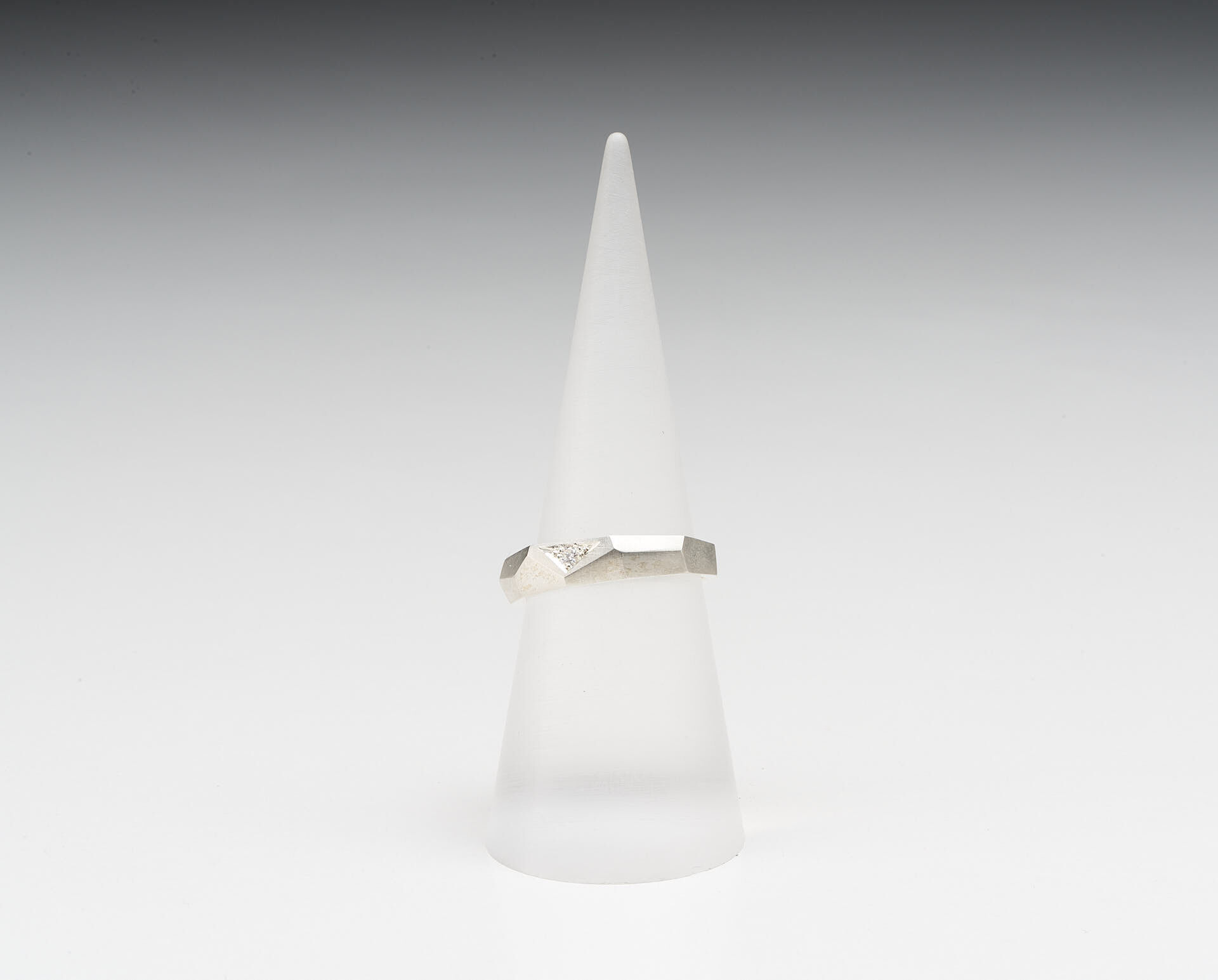 Facet form ring with grain set Diamond