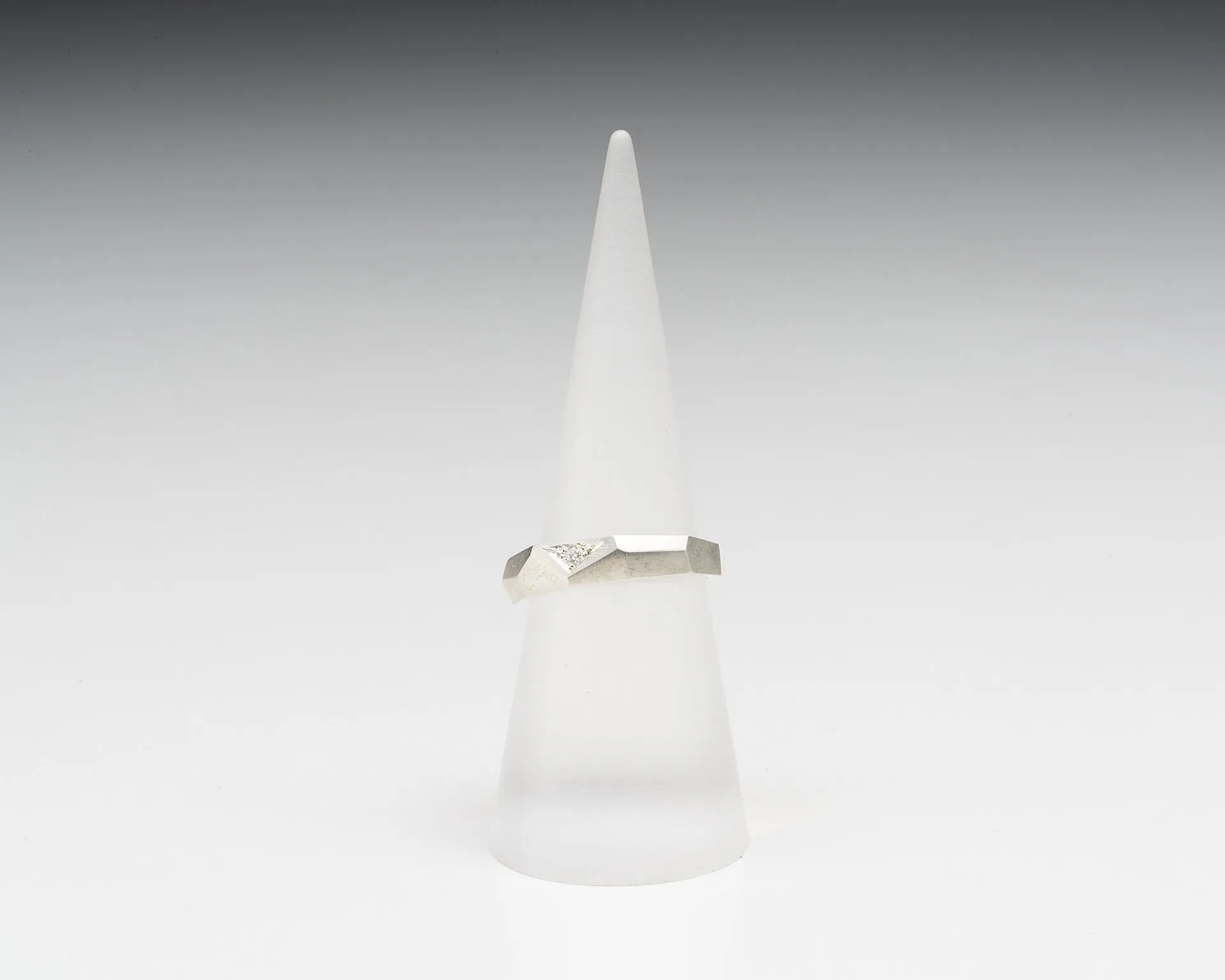 Facet form ring with grain set Diamond